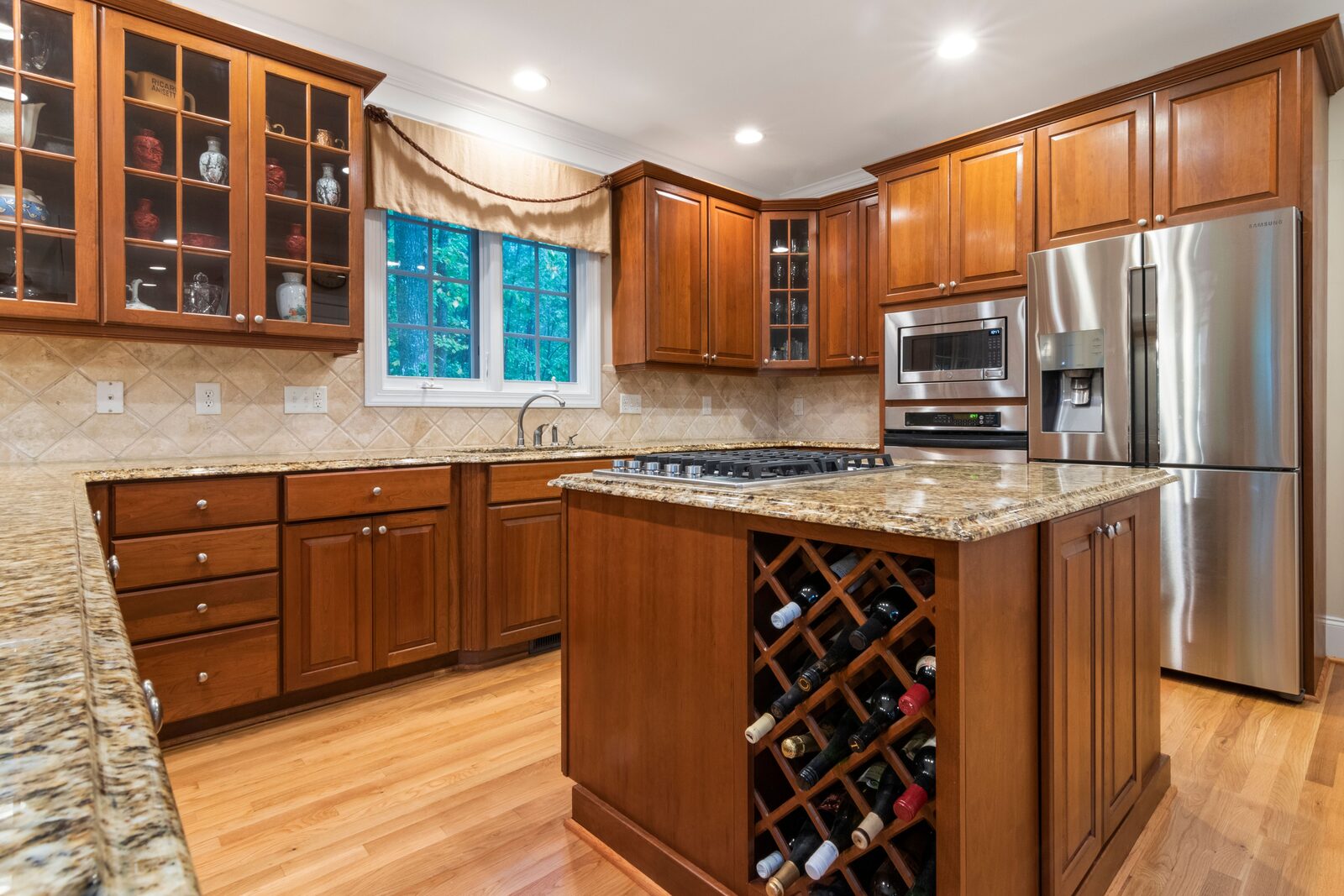 Modern kitchen cabinets by HOMADE — Kajang